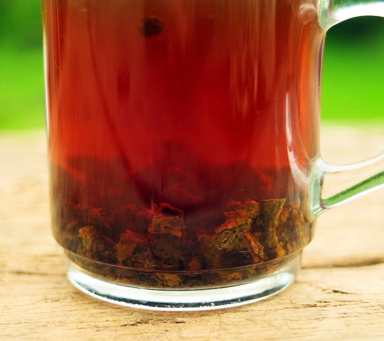 Granular tea from maple leaves