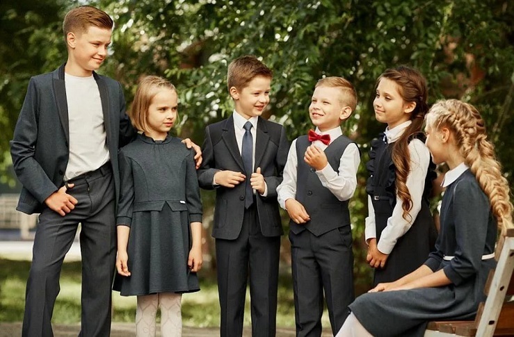 So können Sie stilvoll an Jungen und Mädchen zur Schule kleiden