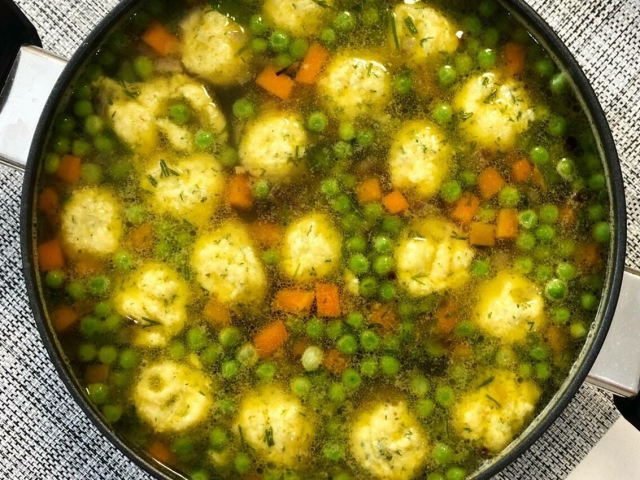 Apakah mungkin menambahkan kacang hijau beku atau kalengan ke dalam sup? Sup mana yang direbus dengan kacang polong hijau? Resep sup sederhana dan lezat dengan kacang polong hijau, beku.