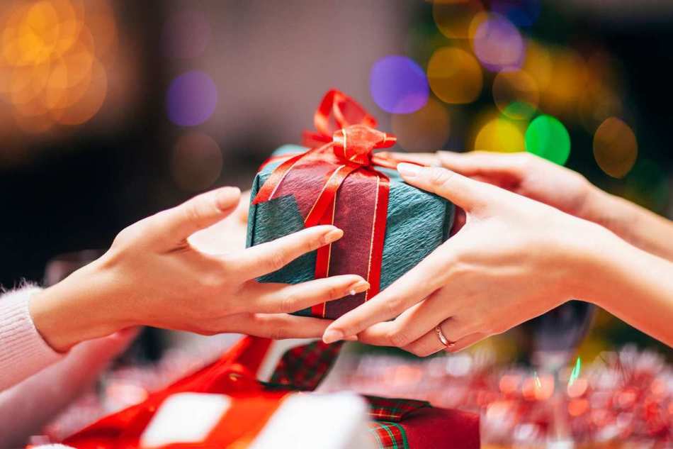 Как вручить подарки