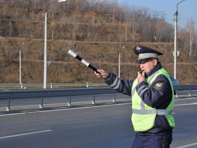 Kaj storiti z voznikom, če se je prometni policijski inšpektor ustavil na mostu: kaj morate vedeti?