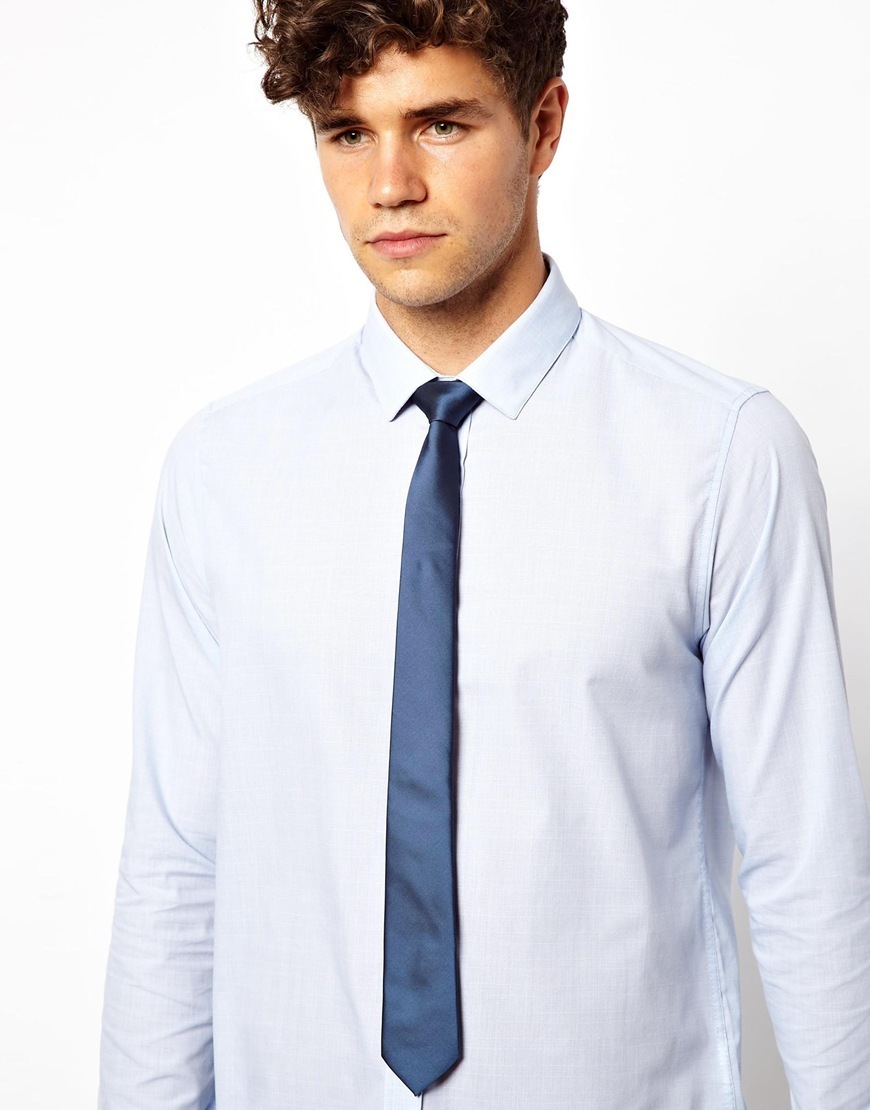 Голубая рубашка и галстук