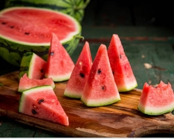 Hogyan lehet megérteni, hogy a hűtőszekrény görögdinnye romlott: jelek. Hogyan lehet megkülönböztetni az édes görögdinnyét az elkényeztetettől? Hogyan lehet ellenőrizni a görögdinnye frissességét?