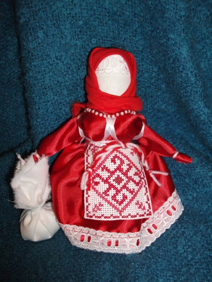 Кукла-оберег берегиня в кокетливых ярких нарядах