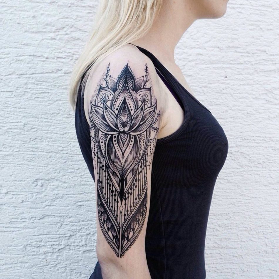 Татуировки на плечах пользуются популярностью и у женщин