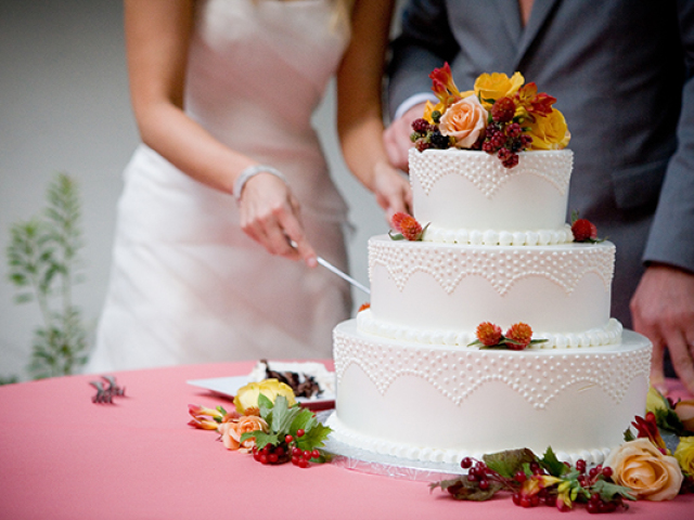 Bentuk dan jenis kue pernikahan. Bagaimana cara mendekorasi kue pengantin dengan figur, buah -buahan, cokelat, dan bunga segar?