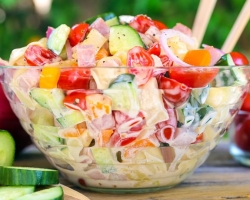 Salad musim panas dan makanan ringan di meja yang meriah: 20 resep sederhana dan paling lezat, foto dengan desain