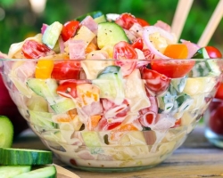 Ensaladas y bocadillos de verano en la mesa festiva: 20 recetas simples y deliciosas, foto con diseño