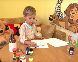 A szín értéke az óvodai gyermekek rajzaiban: pszichológia. A gyermek piros, narancssárga, lila, kék, sárga, zöld, fekete a képhez: jelentése a pszichológiában