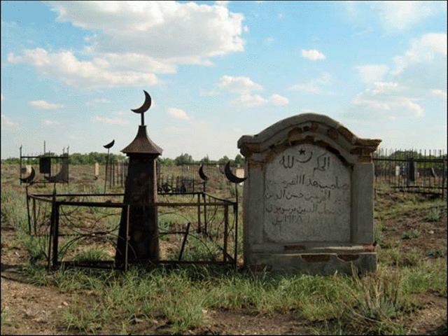 Hur man besöker kyrkogården till muslimer: uppförandregler, besökstid, kläder för att besöka kyrkogården, vad kan man föras med dig till graven?