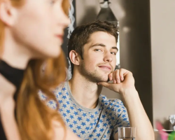 ¿Qué significa si el chico está mirando a la chica? ¿Por qué hace esto, por qué?