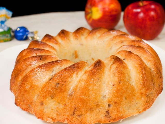 Fast Charlotte dengan apel di oven: resep sederhana dan cepat