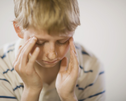 El niño cayó del sofá, la cama boca abajo, su rostro y se golpeó la cabeza, la parte posterior de la cabeza, la templo, la mejilla, el ojo en el piso: un cono, un hematoma, vómitos, inmediatamente se quedó dormido: qué hacer, qué pagar atención a, primeros auxilios, consecuencias. El niño a menudo le golpea la cabeza: Komarovsky