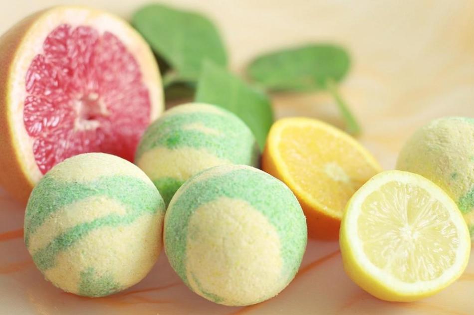 How to use a bath bombs, is it possible to swim with a bomb?