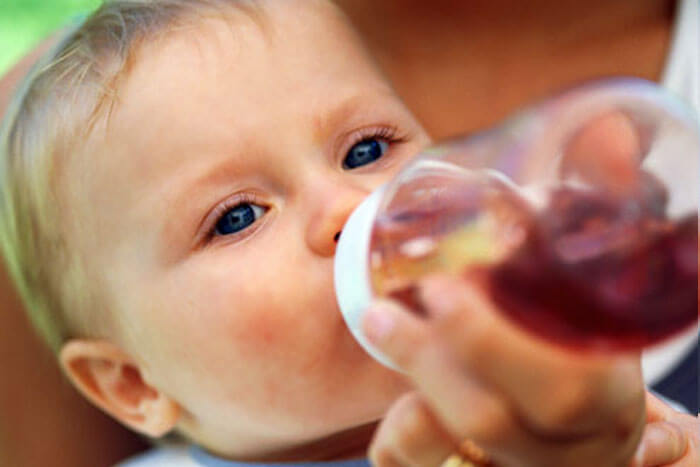 A gyermek iszik a mellbimbóból