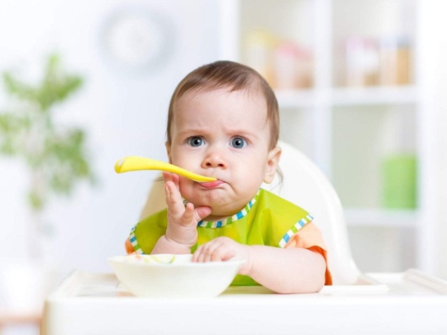 How to teach a child to eat with a spoon on their own: terms, devices, tips