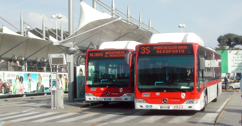Λεωφορεία στο αεροδρόμιο της Νάπολης της Ιταλίας