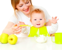 การให้อาหารครั้งแรกระหว่างการเลี้ยงลูกด้วยนม: โต๊ะอาหาร จะแนะนำอาหารเสริมได้อย่างไร? อาหารเสริมได้กี่เดือน?