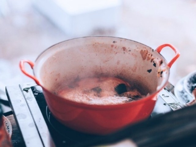 Comment laver une casserole de la bouillie brûlée à l'aide de moyens improvisés et professionnels