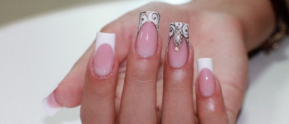 Дизайн белых ногтей "литье" и "жидкие камни"