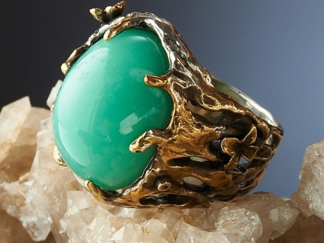 Stone Chrysoprase: full characteristic, properties, influence - to whom is suitable for the sign of the zodiac? How to care for chrysoprase: compatibility with other stones. How to distinguish chrysoprase from fake?
