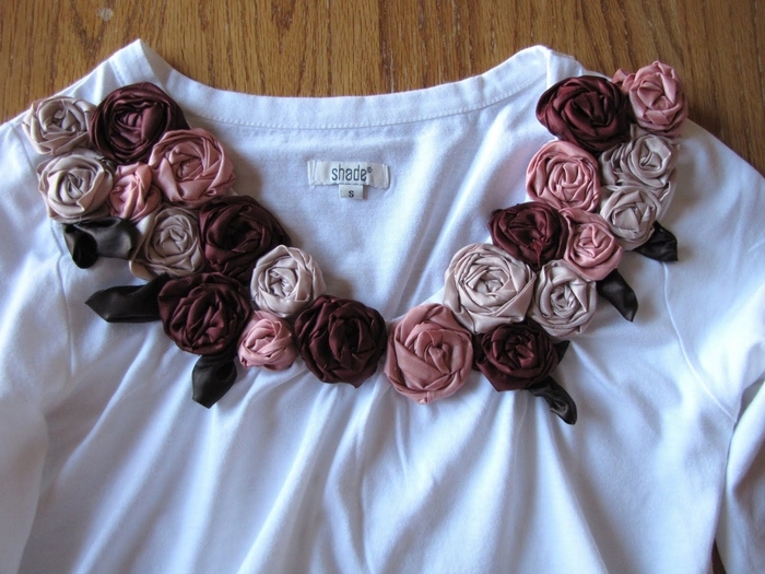 Διακόσμηση ενός t -shirt με ογκώδη τριαντάφυλλα υφάσματος