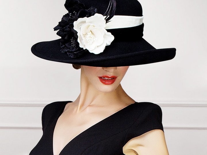 Подобрать к черному платью такую черную шляпу с крупными цветами и контрастной лентой - хорошая задумка