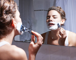 Moden trend za dekleta je, da si obrijejo obraz. Ali je vredno britja obraza, zakaj to počnejo?