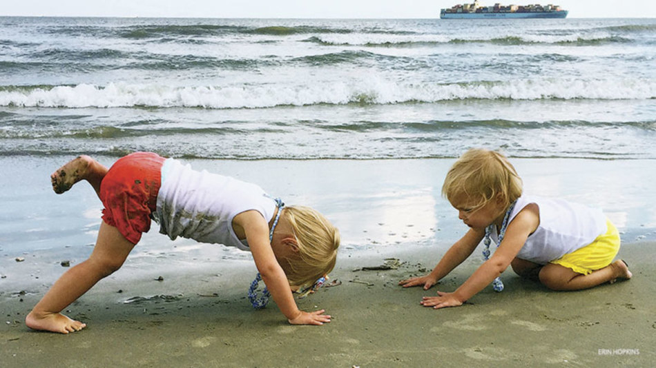 Berpose untuk foto di laut untuk anak -anak