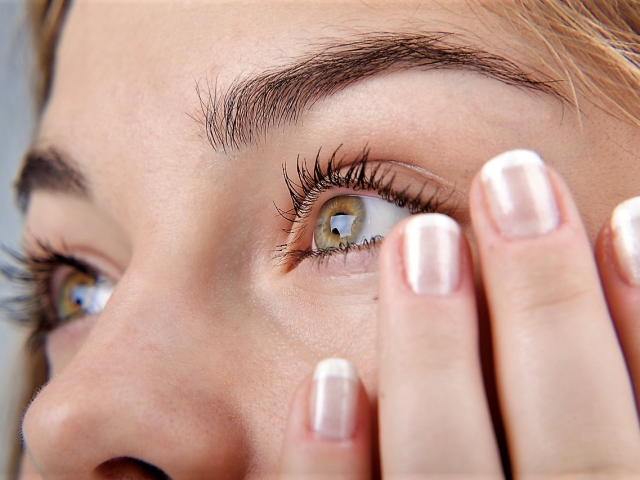 Picazón, pelado y enrojecimiento de las cejas: causas, tratamiento. ¿Por qué sonrojar, las cejas pica y se caen, cómo tratarlas?