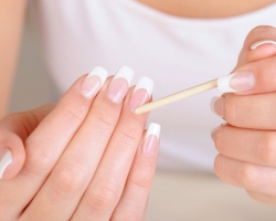 Entfernen der Nagelhaut zu Hause: Regeln, Anweisungen. Wie entferne ich die Nagelhaut mit einer Datei, einer Creme und einer Schere? Pflege und Stärkung von Nagelhaut mit ätherischen Ölen: Rezepte. Schädigung und Entzündung der Nagelhaut: Behandlung