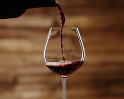Hogyan lehet megkülönböztetni a természetes bort a portól? Hogyan lehet ellenőrizni a bor minőségét, hogy megkülönböztesse a hamisítást?
