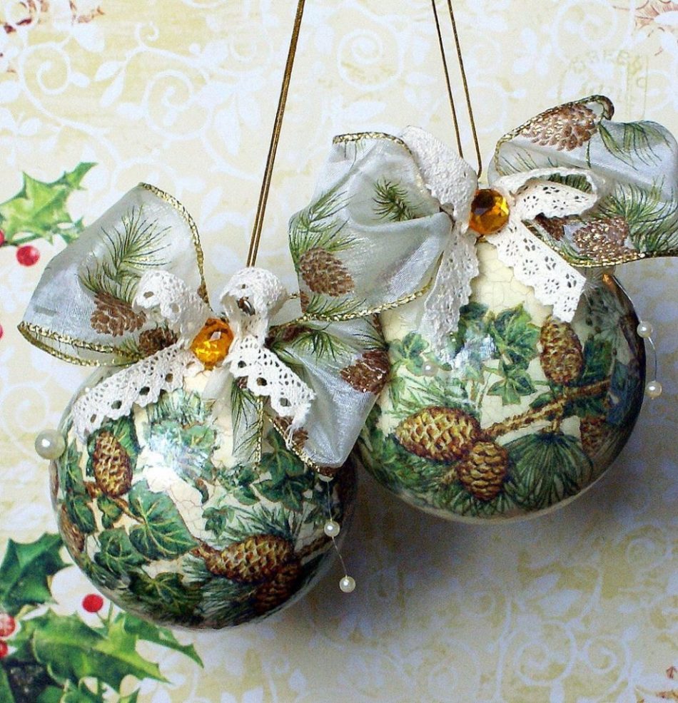 Lace for decoupage of the ball can be tied in the form of a bow