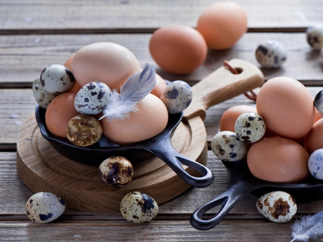 Сколько калорий в одном сыром и вареном яйце вкрутую, всмятку? Калорийность варёного, жареного и сырого куриного и перепелиного яйца, белка и желтка яйца 1 шт и на 100 граммов: таблица. Можно ли есть сырые, вареные и жареные яйца при похудении?