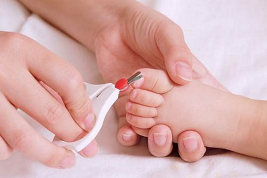 У ребенка ногти могут деформироваться по причине неправильного ухода