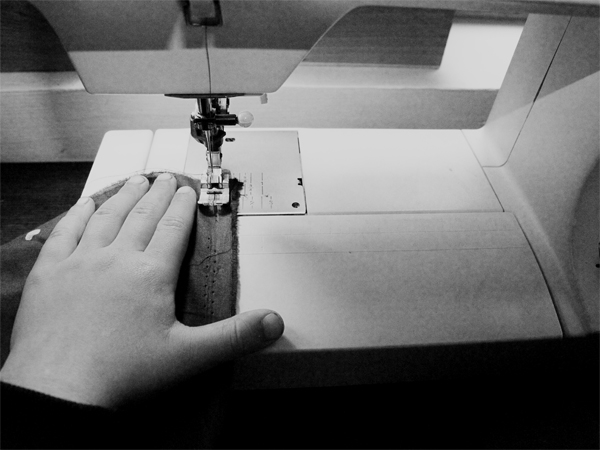 Πώς να ράψετε ένα μοναδικό μαντήλι από το ύφασμα με τα χέρια σας: ράβοντας