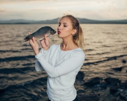 Kako ugajati deklici in ženski ribe? Kako pritegniti pozornost, se zaljubiti vase, zapeljati in držati deklico in žensko rib? Katera darila, komplimente imajo dekleta in ženske radi ribe? Kateri fantje in moški imajo dekleta radi ribe?