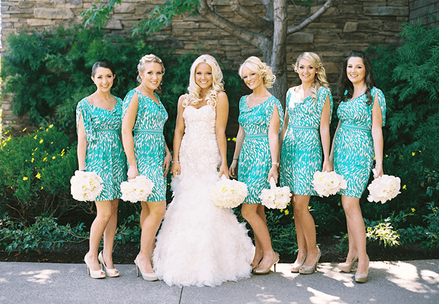 Девушки на свадьбе в платьях