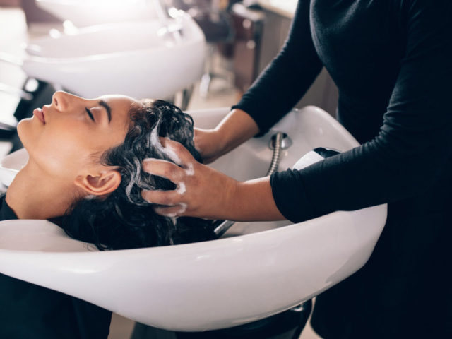 Hogyan lehet gyógyítani az olajos hajat: A trichológus tippei a kezeléshez és az ápoláshoz. A samponok áttekintése az olajos hajhoz. Különleges termékek olajos haj kezelésére. Népi receptek olajos hajhoz