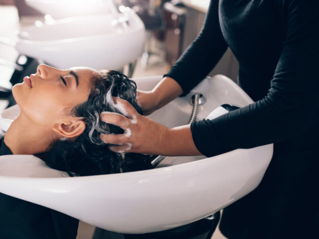 Comment guérir les cheveux gras: conseils du trichologue pour le traitement et les soins. Aperçu des shampooings pour les cheveux gras. Produits spéciaux pour le traitement des cheveux gras. Recettes folkloriques pour les cheveux grasses