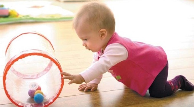 Мячик или специальная игрушка помогут ребенку усовершенствовать навык ползания.