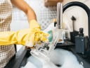 Pourquoi un homme, mari, ne devrait-il pas laver la vaisselle à la maison: signe