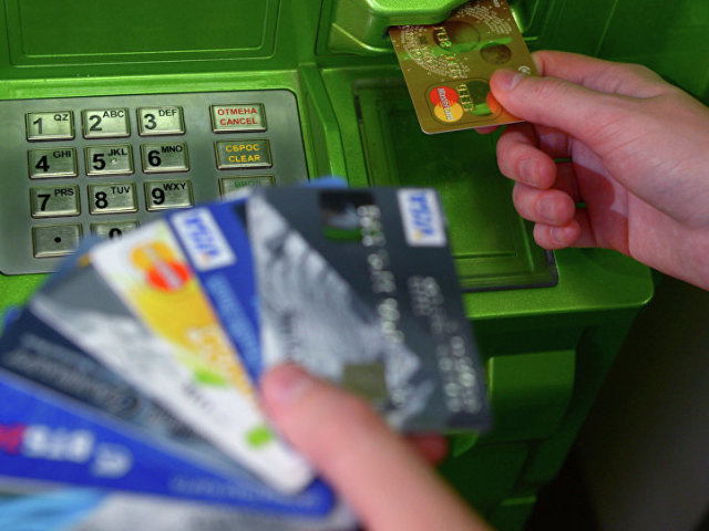 Какой стороной правильно вставлять банковскую карту в банкомат: пошаговая инструкция