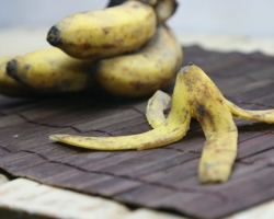 How to make a fertilizer from a banana peel and how to use it for flowers, seedlings?