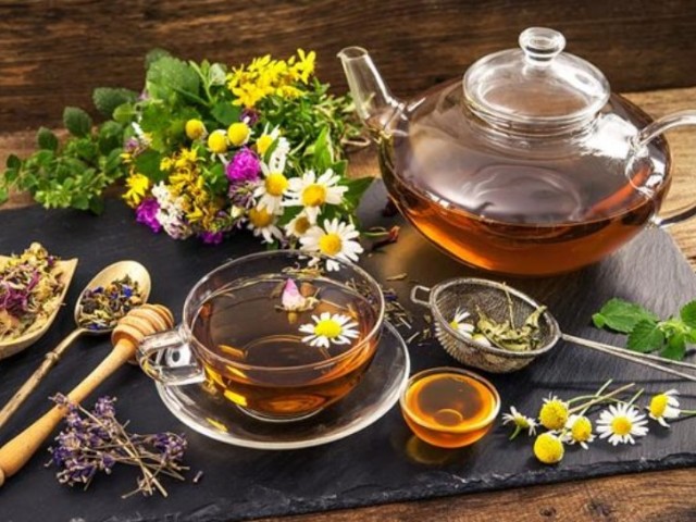 Comment préparer du thé avec une réglisse et quel est son avantage? Recettes pour le thé, la décoction et la perfusion de réglisse pour la santé: qui en a besoin?