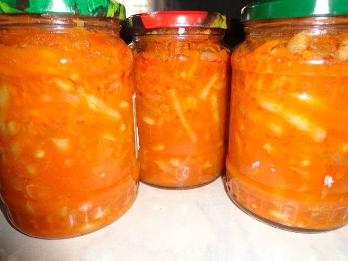 Стручки французької квасолі в томатному соусі.