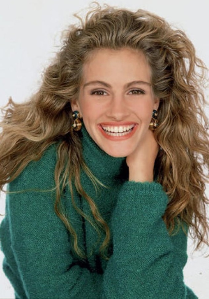 Scorpio Julia Roberts ในเสื้อสเวตเตอร์ถักนิตติ้ง