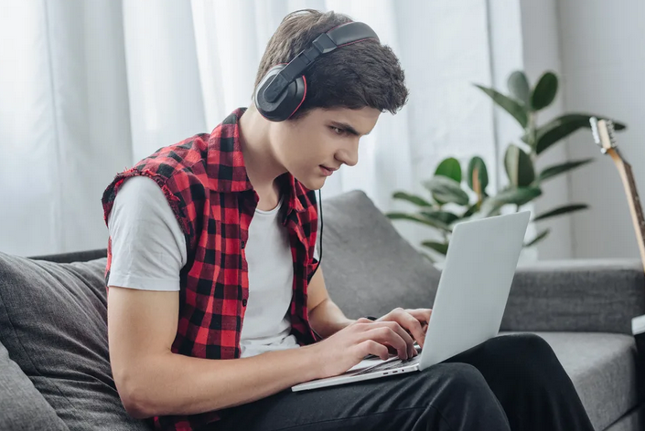 Enregistrer le livre audio: travailler pour un adolescent à la maison