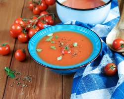 Come cucinare gaspacho freddo con i pomodori a casa? Come servi tradizionalmente il gaspacho della zuppa?