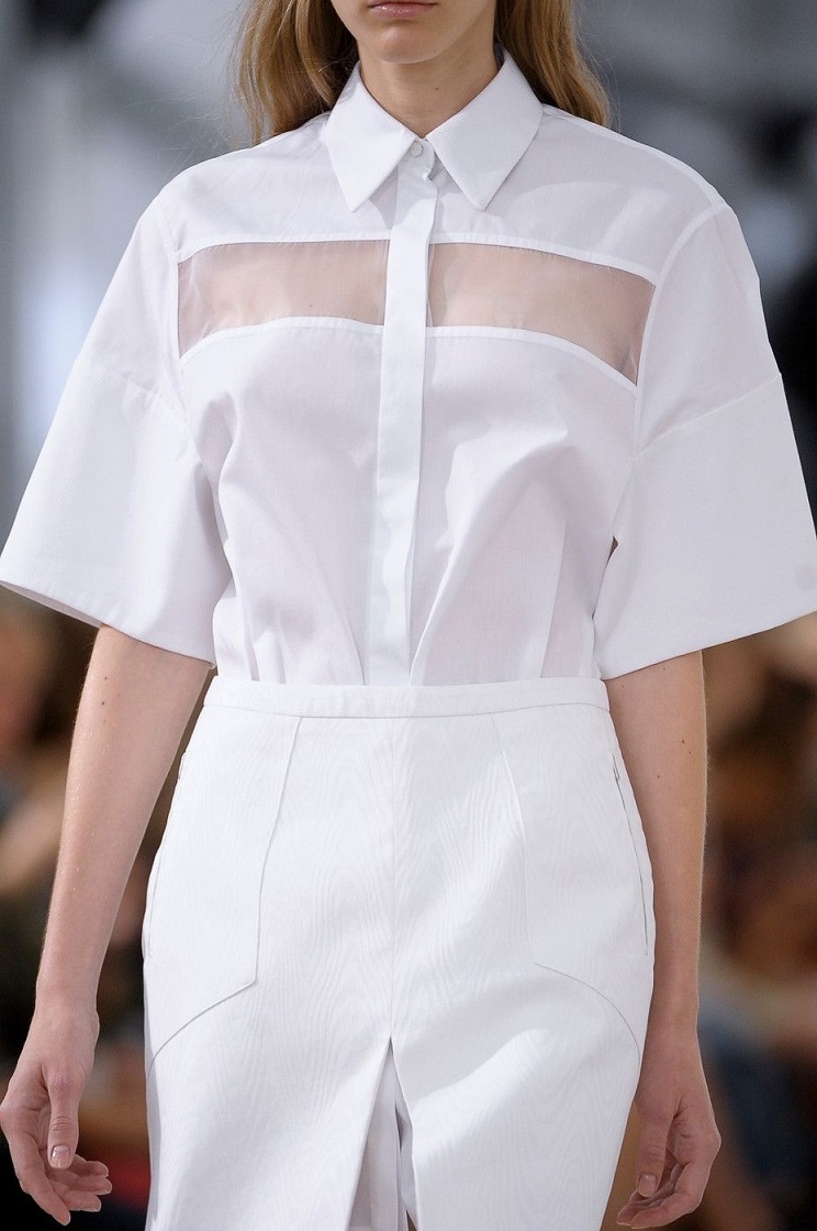 Gambar modis dengan blus putih dan rok putih